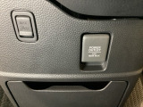 アクセサリーソケットはUSBのアダプターなどをつければ、スマホの充電にも使えます。周辺には物が置けるボックスがついています。