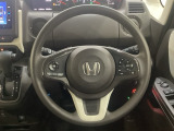 ハンドルにHondaセンシング系のクルーズコントロールやレーンキープアシストなどのスイッチと、オーディオの操作スイッチが装備されています。ハンドルから手を離さず安全に操作できます。