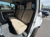 後部座席も厚みのあるしっかりとした造り込みがなされ、大人5名が乗っても長距離でも疲れにくくゆっくりくつろいでいただくことができます。