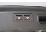 リヤゲートを閉じるスイッチは同時にドアロックも可能な機能を追加しています。 せっかちさんも安心。