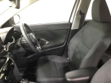 高いホールド性で運転姿勢が安定します。長距離ドライブでも疲れにくいのが魅力です。快適なドライビングライフをお送りください♪