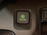 ECON モードをON にするとアクセルペダルの動きに対するエンジンの反応とエアコンの制御を切り換えることで、燃費のいい運転をするドライバーがペダルを踏んだ時と同じようにエンジンを制御します。