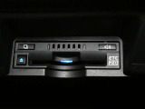 高速道路を賢く使うETC2.0装備です。高速道路とクルマが情報を連携して渋滞の迂回ルートや災害時の適切な誘導をしてくれたりします。