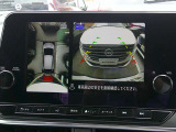 【アラウンドビューモニター】空から見下ろすような視点で、スムースな駐車と安全確認をサポートします。