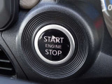 【プッシュスタート】キーが車内にあれば、エンジンの始動・停止はブレーキを踏んでスイッチを押すだけ!キーを取り出す手間を省き、ワンプッシュで操作するので簡単でスムーズ!