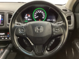 ハンドルにHondaセンシング系のクルーズコントロールやレーンキープアシストなどのスイッチと、オーディオの操作スイッチが装備されています。ハンドルから手を離さず安全に操作できます。