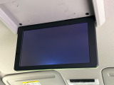【フリップダウンモニター】大画面モニターで後席でもエンタメをお楽しみいただけます。小さなお子様にも大人気の装備です♪