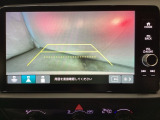 バックでの車庫入れも安心です! リアカメラが付いているバックモニター付のナビディスプレーを装備しております。操作線もついており距離感も画面から確認できます。
