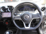 ステアリングハンドルです。オーディオコントロールスイッチが付いて運転中でも手元でオーディオの操作が出来て便利ですよ。