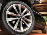 【純正アルミホイール】外観にマッチした純正アルミホイールを装着しております。各種社外アルミホイールや、スタッドレスタイヤも取扱いしております。是非ご相談ください♪