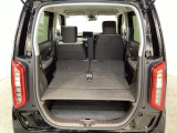 リアシートの背もたれを倒してさらに広々としたトランクスペースになります。段差も少なく荷物の出し入れもしやすくなっています。