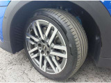 タイヤサイズは215/45R17です