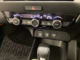 オートエアコンがついてますので、簡単操作で快適に過ごせます。リア熱線のスイッチの中に、雪道に対応したサイドミラーヒーターも入っています。