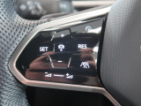 ◆クルーズコントロールにレーダーセンサーを組み合わせ、先行車を測定し設定されたスピードを上限に自動で加減速を行います。一定の車間距離を維持することで、長距離走行でのドライバーの疲労を低減させます。