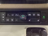 オートエアコンがついてますので、簡単操作で快適に過ごせます。リア熱線のスイッチの中にサイドミラーヒーターも入っています。パネル内のシートヒータースイッチは前席の左右別々に2段階で温度設定ができます。
