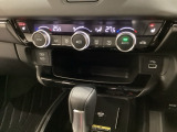 オートエアコンがついてます。左右独立で温度設定のできるデュアルオートエアコンです。パネル内のシートヒータースイッチは前席の左右別々に3段階で温度設定ができます。
