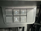 コーナーセンサーを車の前後に装備。障害物までの距離に応じて警告音を変えてお知らせ。縦列駐車時や駐車場・車庫などでの取り回しをサポートします。詳細は販売店スタッフまでおたずねください。
