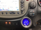 オートエアコンがついてますので、簡単操作で快適に過ごせます。リア熱線のスイッチの中に、雪道に対応したサイドミラーヒーターも入っています。