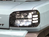 【LEDヘッドライト】悪天候や夜間走行時も良好な視界を確保し安心して運転できる高輝度LEDヘッドライトを装備!点灯速度が早く、消費電力も抑えられています。