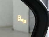 ブラインドスポットモニター装備。隣車線を走る車両を検知。ドアミラーでは確認しにくい後、側方エリアに存在する車両や急接近してくる車両も検知しドアミラーに搭載されたLEDインジケーターが点灯します。