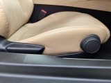 運転席にはドライバーの体型や好みに応じて前後方向だけでなく、高さの調整ができるシートリフターを装備!