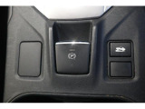 電動パーキングブレーキを採用しております。発進時はシートベルトをした状態でアクセルを踏むだけで解除できます。