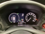 ハイブリット車専用のメーターです。右側の大型スピードメーターに加え、ステアリングスイッチを使って左のマルチインフォメーション・ディスプレイで燃費や動力伝達などの情報が見れるようになっています。
