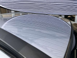 ルーフに、1cm〜5cmほどのへこみが複数ある車両となっております。