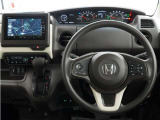 運転にかかわる様々な操作を安全に行えるように視点移動が少なく、操作性に配慮されたスイッチ類が凝縮されたコクピットです。