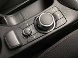 「MAZDAコネクト」コマンダー部 手元を見ることなく操作出来るように左手を自然に降ろした位置に設置。シンプルで使いやすく、機能を覚えやすいボタン配置になっています。