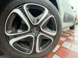 ●純正16インチアルミホイール:輸入車ならではの卓越した走りを支えるホイールと足回りです!日本車の走りに慣れている方にもぜひ体感して頂きたいほど、高いレベルでまとまっています!