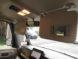 運転席と助手席にバニティミラーが付いています☆