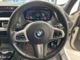 BMWのステアリングのリムは、一般的なものより少し太めにデザインされています。 これはタイヤやステアリングシャフトなどを介して伝わる路面からの入力を、しっかりと把握するためです。