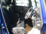 運転席には、シートリフターが付いております☆ 前後のスライドに加えシートの高さも変更出来ますので小柄な女性の方でも運転し易いポジションを取れます♪