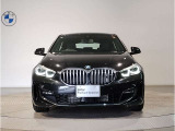 【BMWの伝統-1】BMWの特徴的な&ldquo;キドニーグリル&rdquo;は、80年以上続く伝統の形でございます。変わらないこだわりのデザインが、プレミアムブランド&ldquo;BMW&rdquo;を創り出します。