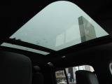 明るく開放的な光を生み出し広々とした空間を演出するパノラミックルーフ!ダークティンテッド強化ガラスは快適な車内温度を維持し日差しの影響を抑えるとともにプライバシーを保つ。電動サンブラインドも装備!