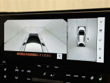 パノラミックビューモニターシステムが付いているので車の上から見た映像が確認できますよ。 一目で車両周辺の情報を確認できますが、直接安全をご確認下さい。