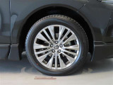 純正のアルミホイール装着車です。タイヤサイズは225/55R19です。