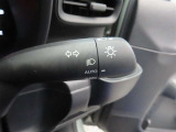 スイッチをオートに設定しておけば、車外の明るさに応じて自動的にヘッドランプを点灯・消灯します。夕暮れ時やトンネルの続く山道などを走行する時に便利なコンライトを装備しています。