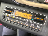 【オートエアコン】一度お好みの温度に設定すれば、車内の温度を検知し風量や温度を自動で調整。暑い&hellip;寒い&hellip;と何度もスイッチ操作をする必要はありません。快適な車内空間には必須の機能ですね♪