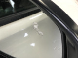 【ブラインドスポットインフォメーション】走行中に、斜め後ろの車を検知すると、ドアミラーのマーク点灯にてお知らせします。
