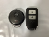 スマートキーを装備しています。鍵を差し込むことなくドアロックの開け閉めと、スタートボタン操作でのエンジンスタートができます。加えて、純正リモコンエンジンスターター用の操作キーもついています。