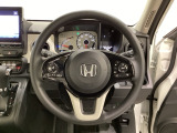 ハンドルにHondaセンシング系のクルーズコントロールやレーンキープアシストなどのスイッチと、オーディオの操作スイッチが装備されています。ハンドルから手を離さず安全に操作できます。