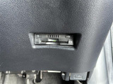 【ETC】有料道路を利用する際に料金所で停止することなく通過できる、ETC車載器(ノンストップ自動料金収受システム機器)が装備されています。セットアップを行うことで利用可能になります。