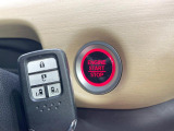 【Hondaスマートキー】カバンやポケットに入れたままでもドアの施錠・解錠が可能なスマートキーを装備。エンジンのオン・オフ時もカギを取り出す必要が無いからとっても便利です♪
