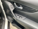 パワーウィンドウとなっています。運転席はオートになっているのでワンタッチ開閉することが出来ます。