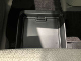 助手席の下にはトレーが付いていますので外部からも見られたくないものも収納出来ます。