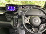 運転席周辺のスマートなレイアウトが、操作のしやすさを実現。快適なドライブをサポートします。USBチャージャー搭載。スマートフォンなどの充電にとっても便利です。