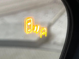 【ブラインドスポットモニター】走行中、ドアミラーの死角になりやすい箇所に後続車が接近するとサイドミラーのレンズに警告を表示!ドライバーに注意喚起をしてくれます。
