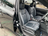 運転席と助手席の間に小物入れ付きのひじ掛けが付いていますので運転中はとても役立ちますね。